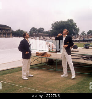 Leicestershire Kapitän Ray Illingworth (r) und Yorkshire Kapitän Phil Sharpe inspizieren das Wicket und werfen eine Münze für die Innings. Stockfoto