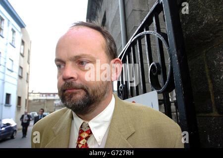 Der Börsenmakler Stephen Pearson, 43, verlässt das Dublin District Court mit einem nicht identifizierten Mann wegen der Veruntreuung von 5,8 Millionen Aktienfonds. Stephen Pearson aus North Esk, Glanmire, Co Cork, wurde um 9.40 Uhr verhaftet und zur Bridewell Garda Station in Dublin gebracht. Pearson arbeitete mit der Firma W & R Morrow Stockbroking in Cork zusammen, die 2001 mit Schulden von 10 Millionen zusammenbrach. Stockfoto