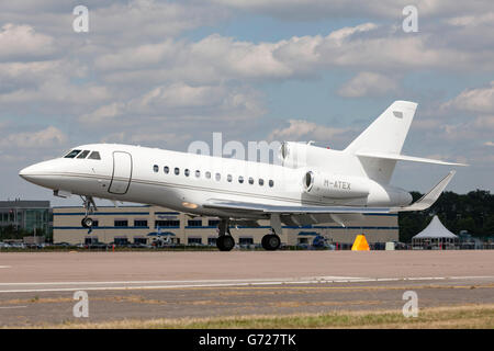 Dassault Falcon 7 X (M-CELT) privat-Jet, im Besitz von Dermot Desmond, Milliardär Geschäftsmann und Besitzer des Celtic Football Club. Stockfoto