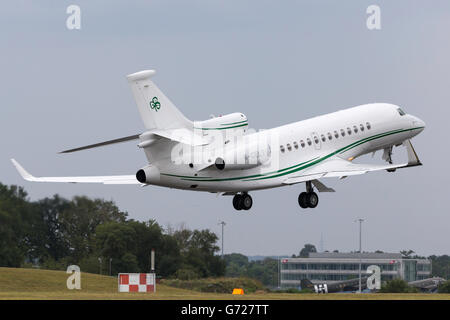 Dassault Falcon 7 X (M-CELT) privat-Jet, im Besitz von Dermot Desmond, Milliardär Geschäftsmann und Besitzer des Celtic Football Club. Stockfoto