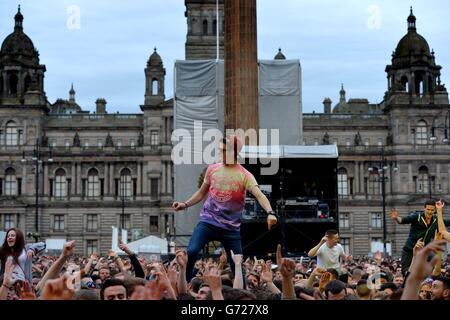 BBC Radio 1 großes Wochenende - Glasgow. Musikfans, die Pete Tong auf der Bühne beim Big Weekend von Radio 1 im Glasgow Green, Glasgow, sehen. Stockfoto