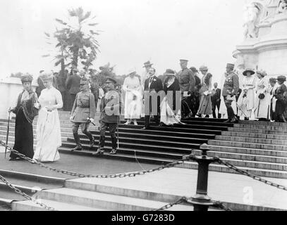 Royals wie King George V und Queen Mary (weißes Kleid) und Queen Alexandra (links) kehren nach dem Siegeszug zum Buckingham Palace zurück. Stockfoto