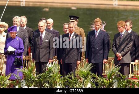 Die britische Königin Elizabeth II (links) steht mit (vordere Reihe, von der zweiten links), dem Herzog von Edinburgh, dem Prinz von Wales, Prinz William und Prinz Harry an der Eröffnung eines Brunnens, der in Erinnerung an Diana, Prinzessin von Wales, im Londoner Hyde Park gebaut wurde. Die 3.6 Millionen Kreation an der Seite des Serpentins wurde von Kontroversen umgeben - mit Verzögerungen und einer Überlaufung des Budgets bis 600,000. Die Prinzessin starb bei einem Autounfall in Paris im August 1997. Stockfoto