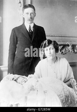 Prinzessin Mary und Viscout Lascelles mit Kind. Prinzessin Mary und Viscount Lascelles mit dem Baby George Henry Hubert im Chesterfield House. Stockfoto