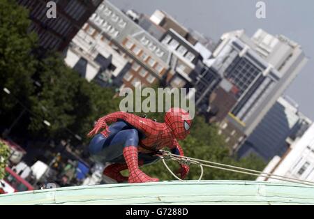 Ein Modell von Spiderman auf der Kuppel des Tussauds Planetariums in London, als Teil von Madame Tussauds neuer Attraktion Spiderman, die am 14. Juli 2004 eröffnet wird. Stockfoto