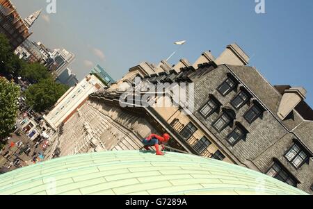 Ein Modell von Spiderman auf der Kuppel des Tussauds Planetariums in London, als Teil von Madame Tussauds neuer Attraktion Spiderman, die am 14. Juli 2004 eröffnet wird. Stockfoto