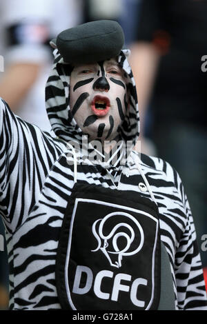 Fußball - Sky Bet Championship - Play Off - Finale - Derby County gegen Queens Park Rangers - Wembley Stadium. Ein Derby County-Fan zeigt auf den Tribünen mit Gesichtsfarbe und einem Zebra-Hoodie Unterstützung für sein Team Stockfoto