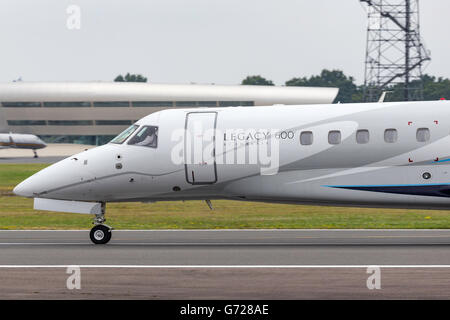 Embraer EMB-135BJ Legacy 600 OE-IBK am Farnborough Airport Stockfoto