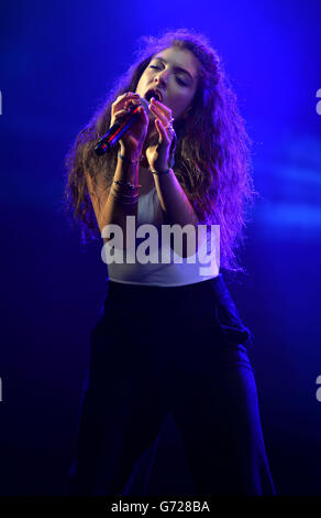 BBC Radio 1 großes Wochenende - Glasgow. Lorde tritt während des großen Wochenendes von Radio 1 im Glasgow Green auf der Bühne auf. Stockfoto