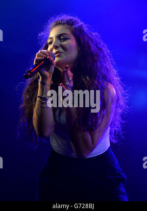 BBC Radio 1 großes Wochenende - Glasgow. Lorde tritt während des großen Wochenendes von Radio 1 im Glasgow Green auf der Bühne auf. Stockfoto