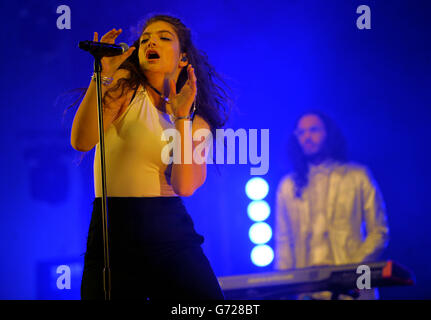 Lorde tritt auf der Bühne während des großen Wochenendes von Radio 1 im Glasgow Green auf. Stockfoto