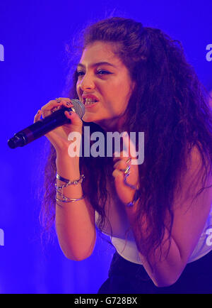 BBC Radio 1 großes Wochenende - Glasgow. Lorde tritt während des großen Wochenendes von Radio 1 im Glasgow Green auf der Bühne auf. Stockfoto