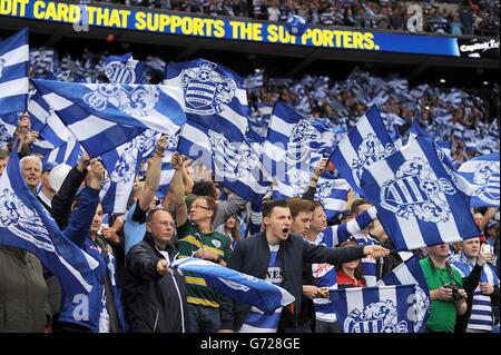 Fußball - Sky Bet Championship - Play Off - Finale - Derby County gegen Queens Park Rangers - Wembley Stadium. Fans der Queens Park Rangers zeigen ihre Unterstützung auf den Tribünen Stockfoto