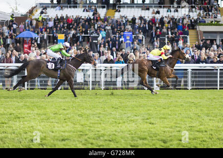 Adam Kirby auf Slip Sliding Away (gelbe Seide) gewinnt am dritten Tag des Mai-Festivals auf der Goodwood Racecourse, Chichester, die Einsätze von Allens of Petworth. Stockfoto