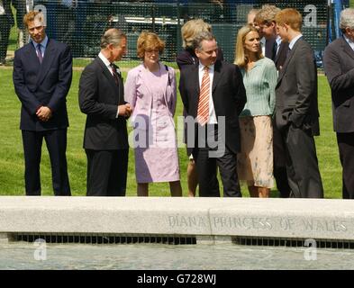 Von links nach rechts Prinz William,der Prinz von Wales Lady Sarah Mc Corquodale der RT Hon Jack Mc Connell erste Ministerin von Schottland, Gräfin Spencer mit Earl Spencer und Prinz Harry bei der Eröffnung eines Brunnens gebaut in Erinnerung an Diana Prinzessin von Wales, in Londons Hyde Park. Die 3.6 Millionen Kreation an der Seite des Serpentins wurde von Kontroversen umgeben - mit Verzögerungen und überlaufener Ausführung des Budgets bis 600,000. Die Prinzessin starb bei einem Autounfall in Paris im August 1997. Stockfoto