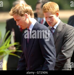 Die Prinzen William (links) und Harry bei der Eröffnung eines Brunnens, der in Erinnerung an ihre Mutter, die verstorbene Prinzessin von Wales, im Londoner Hyde Park errichtet wurde. Die 3.6 Millionen Kreation an der Seite des Serpentins wurde von Kontroversen umgeben - mit Verzögerungen und einer Überlaufung des Budgets bis 600,000. Die Prinzessin starb bei einem Autounfall in Paris im August 1997. Stockfoto