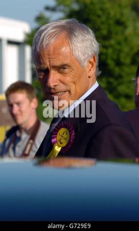 Robert Kilroy Silk, Mitglied des Europäischen Parlaments der UKIP, trifft im Freizeitzentrum des Lings Forum in Northampton ein. Die Ergebnisse der Europawahlen werden noch heute Abend bekannt gegeben. Stockfoto