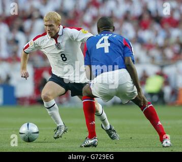 Der Engländer Paul Scholes kämpft mit dem Franzosen Patrick Vieira beim Europameisterschaftsspiel der Gruppe B im Estadio da Luz in Lissabon, Portugal Stockfoto