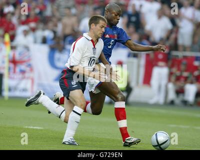 Der englische Michael Owen (links) kämpft mit dem französischen William Gallas um den Ball während des EM-Spiels der Gruppe B im Estadio da Luz in Lissabon, Portugal, OHNE HANDY- ODER PDA-NUTZUNG. INTERNETNUTZUNG NUR AUF VON DER UEFA AUTORISIERTEN WEBSITES UND DANN KÖNNEN NICHT MEHR ALS 10 FOTOS PRO HÄLFTE DER NORMALEN SPIELZEIT UND FÜNF FOTOS PRO HÄLFTE DER ZUSÄTZLICHEN ZEIT ÜBER DAS INTERNET MIT EINEM INTERVALL VON MINDESTENS EINER MINUTE ZWISCHEN DER VERÖFFENTLICHUNG JEDES SOLCHEN FOTOS VERÖFFENTLICHT WERDEN. Stockfoto