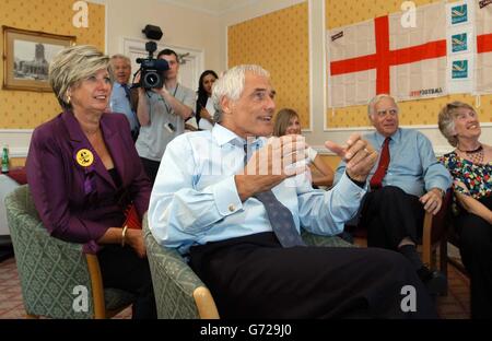 UKIP-Europamitglied Robert Kilroy Silk sieht sich zusammen mit seiner Frau Jan das EM 2004-Spiel von England Frankreich an, bevor er zum Lings Forum Leisure Centre in Northampton für die Europawahlen aufbrechen wird. Stockfoto