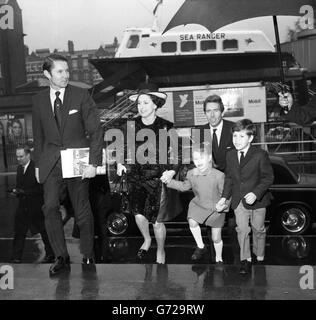 Prinzessin Margaret und ihre Kinder Lady Sarah Armstrong-Jones, 5, und Viscount Linley, 8, kommen zusammen mit Lord Snowdon zu einem Besuch der Internationalen Bootsausstellung im Earls Court, London. Stockfoto