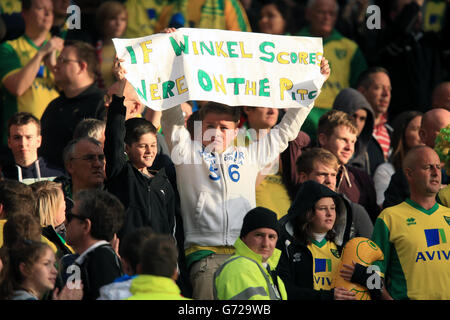 Fußball - Barclays Premier League - Manchester United / Norwich City - Old Trafford. Fans von Norwich City mit einem Banner mit der Aufschrift „Wenn Winkel punktet, sind wir auf dem Platz“ Stockfoto