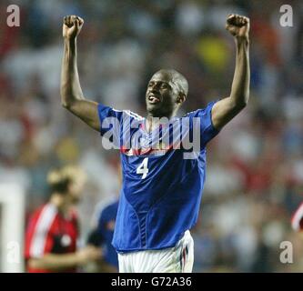 Der Franzose Patrick Vieira feiert nach dem EM-Spiel der Gruppe B gegen England im Estadio da Luz in Lissabon, Portugal. Frankreich gewann 2:1. Stockfoto