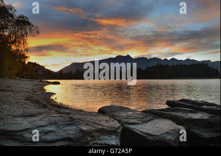 Die Sonne geht über dem Wakatipu-See in Queenstown auf, neuseeländischer PRESSE VEREIN Foto. Bilddatum: Montag, 14. April 2014. Bildnachweis sollte lauten: Anthony Devlin/PA Wire Stockfoto