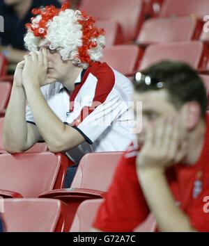 England-Fans zeigen ihre Niedergeschlagenheit nach der Niederlage ihres Teams gegen Frankreich im Jahr 2-1 während des Europameisterschafts-Spiels der Gruppe B im Estadio da Luz in Lissabon, Portugal. Stockfoto