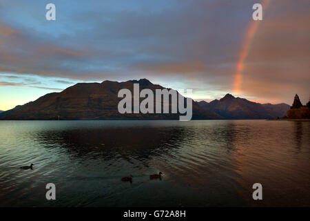 Die Sonne geht über dem Wakatipu-See in Queenstown auf, neuseeländischer PRESSE VEREIN Foto. Bilddatum: Montag, 14. April 2014. Bildnachweis sollte lauten: Anthony Devlin/PA Wire Stockfoto