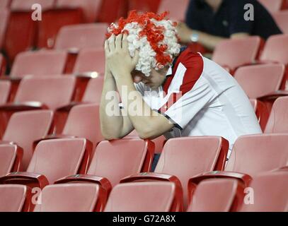 England-Fans zeigen ihre Niedergeschlagenheit nach der Niederlage ihres Teams gegen Frankreich im Jahr 2-1 während des Europameisterschafts-Spiels der Gruppe B im Estadio da Luz in Lissabon, Portugal. Stockfoto