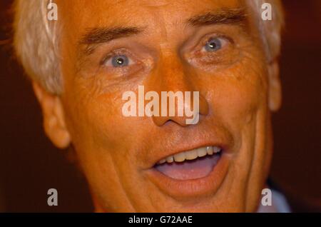 Der UKIP-Kandidat Robert Kilroy Silk feiert im Lings Forum Leisure Centre in Northampton, nachdem er einen Sitz bei den Europawahlen gewonnen hat. Stockfoto