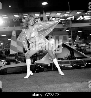 Caron Gardner modelliert „See-thru“-Segelausrüstung von Lloyd Henri während der heutigen Vorschau auf die Eröffnung der International Boat Show im Earls Court, London. Carons Rivalen sind vierzig schnittige Boote, die neben Stegen liegen, sowie Hunderte von Hektar Ausstellungsstände. Stockfoto