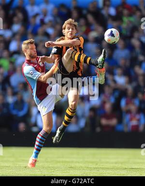 Fußball - Barclays Premier League - Aston Villa gegen Hull City - Villa Park. Nathan Baker von Aston Villa (links) und Nikica Jelavic von Hull City kämpfen um den Ball Stockfoto