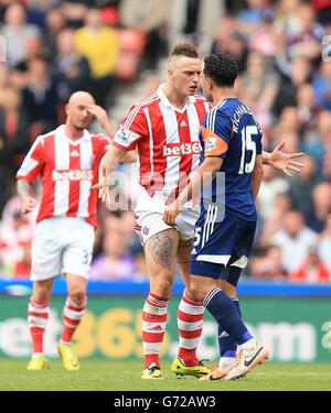 Fußball - Barclays Premier League - Stoke City gegen Fulham - Britannia Stadium. Die Stimmung zwischen Marko Arnautovic (links) von Stoke City und Kieran Richardson von Fulham Stockfoto