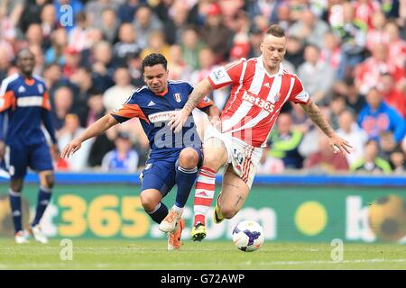 Marko Arnautovic (rechts) von Stoke City und Kieran Richardson von Fulham kämpfen um den Ball Stockfoto