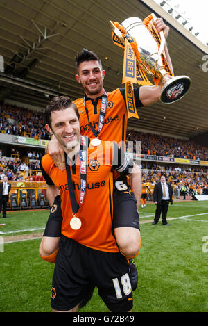 Sam Ricketts von Wolverhampton Wanderers (unten) und Danny Batth (die Trophäe halten, feiern während des Sky Bet League One Matches in Molineux, Wolverhampton. Stockfoto