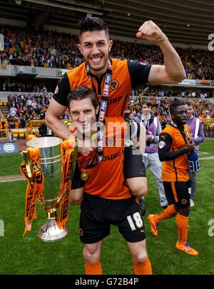 Sam Ricketts von Wolverhampton Wanderers (unten) und Danny Batth (oben) feiern nach dem Sky Bet League One Match in Molineux, Wolverhampton. Stockfoto