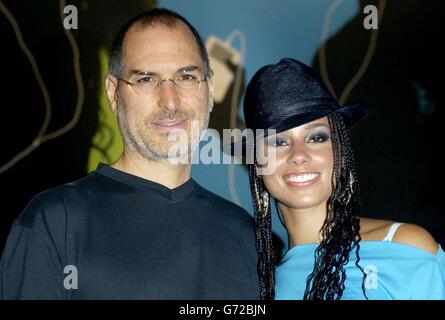 Die amerikanische Sängerin Alicia Keys mit Apple CEO Steve Jobs beim Start des weltweit ersten Online-Musikmarktes in Europa, der auf dem Old Billinsgate Market in London stattfand. Stockfoto