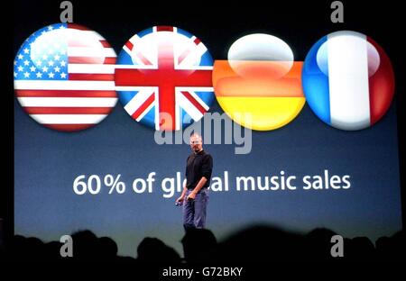 Apple CEO Steve Jobs bei der Eröffnung des weltweit ersten Online-Musikmarktes in Europa, der auf dem Old Billinsgate Market in London stattfand. Im iTunes Online-Musikstore können Benutzer einen Song für nur 79p und Alben ab 7.99p herunterladen. Stockfoto