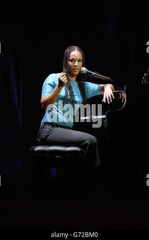 Die amerikanische Sängerin Alicia Keys tritt auf der Bühne beim Start des weltweit ersten Online-Musikmarktes in Europa auf, der auf dem Old Billinsgate Market in London stattfindet. Stockfoto