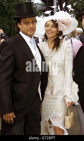 Schauspielerin und Model Liz Hurley mit ihrem Freund Arun Nayar während des Ladies Day im Royal Ascot in Berkshire. Massen von Rennfahrern versammelten sich für den traditionell geschäftigsten Teil der Woche. Milliners arbeiten Überstunden, um die spektakulärsten Kopfkleider für den beliebten jährlichen Anlass zu schaffen und die Modepolizei wird in Kraft sein, um nach den besten und schlimmsten der diesjährigen Hüte zu suchen. Stockfoto