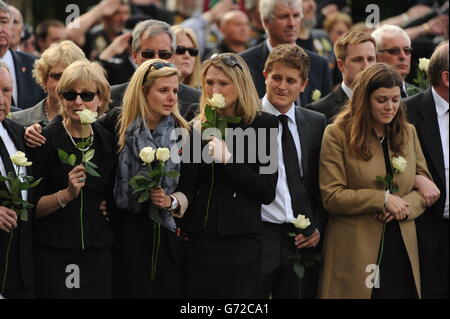 Trauernde zollen ihren Respekt, als die Särge von fünf bei einem Hubschrauberabsturz in Afghanistan getöteten Servicekräften den Memorial Garden in Carterton, Oxfordshire, passieren. Stockfoto