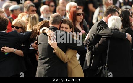 Trauernde zollen ihren Respekt, als die Särge von fünf bei einem Hubschrauberabsturz in Afghanistan getöteten Servicekräften den Memorial Garden in Carterton, Oxfordshire, passieren. Stockfoto