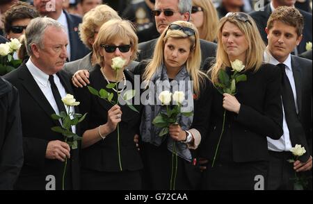 Trauernde zollen ihren Respekt, als die Särge von fünf bei einem Hubschrauberabsturz in Afghanistan getöteten Servicekräften den Memorial Garden in Carterton, Oxfordshire, passieren. Stockfoto