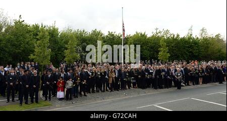 Trauernde zollen ihren Respekt, bevor die Särge von fünf Mitarbeitern, die bei einem Hubschrauberabsturz in Afghanistan getötet wurden, den Memorial Garden in Carterton, Oxfordshire, passieren. Stockfoto