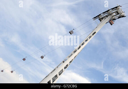 Stock Foto von Seilbahnen und eine Stützstruktur der Emirates Air Line, Londons Seilbahn, über die Themse, zwischen Greenwich Peninsula und den Royal Victoria Docks, London. Stockfoto