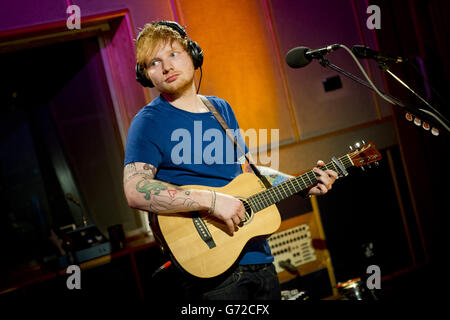 Ed Sheeran tritt während einer Live-Session für Zane Lowe im BBC Radio 1 in den BBC Studios im Westen Londons auf. Stockfoto