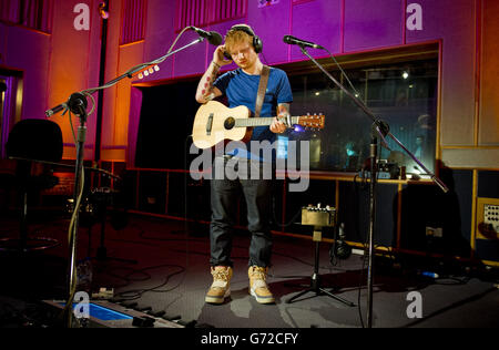 Ed Sheeran Radio 1 Session - London. Ed Sheeran tritt während einer Live-Session für Zane Lowe im BBC Radio 1 in den BBC Studios im Westen Londons auf. Stockfoto