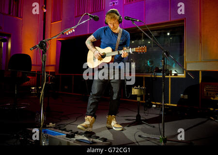 Ed Sheeran tritt während einer Live-Session für Zane Lowe im BBC Radio 1 in den BBC Studios im Westen Londons auf. Stockfoto